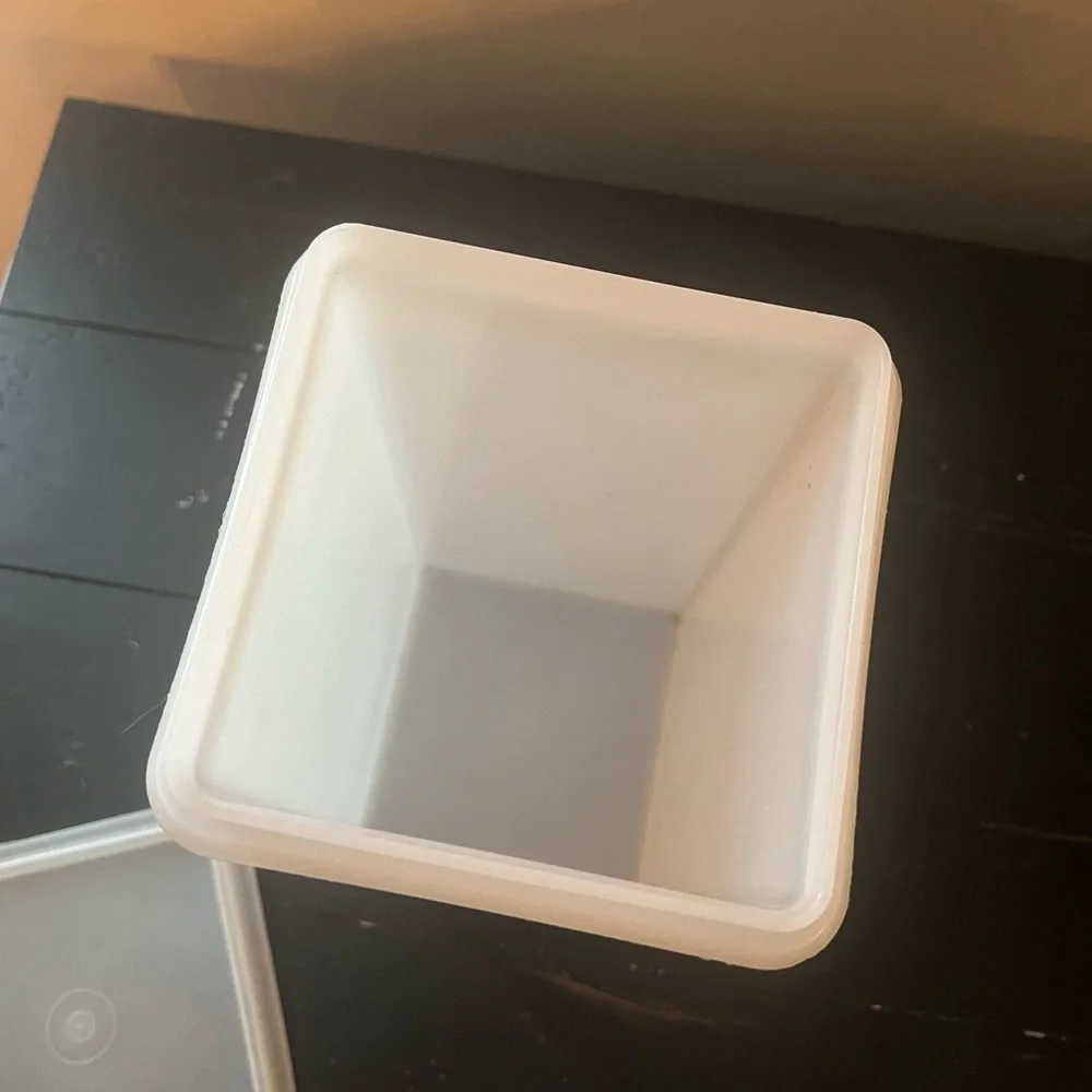 Saltine cracker keeper. Will hold 4 sleeves. Vintage Tupperware. Good co…